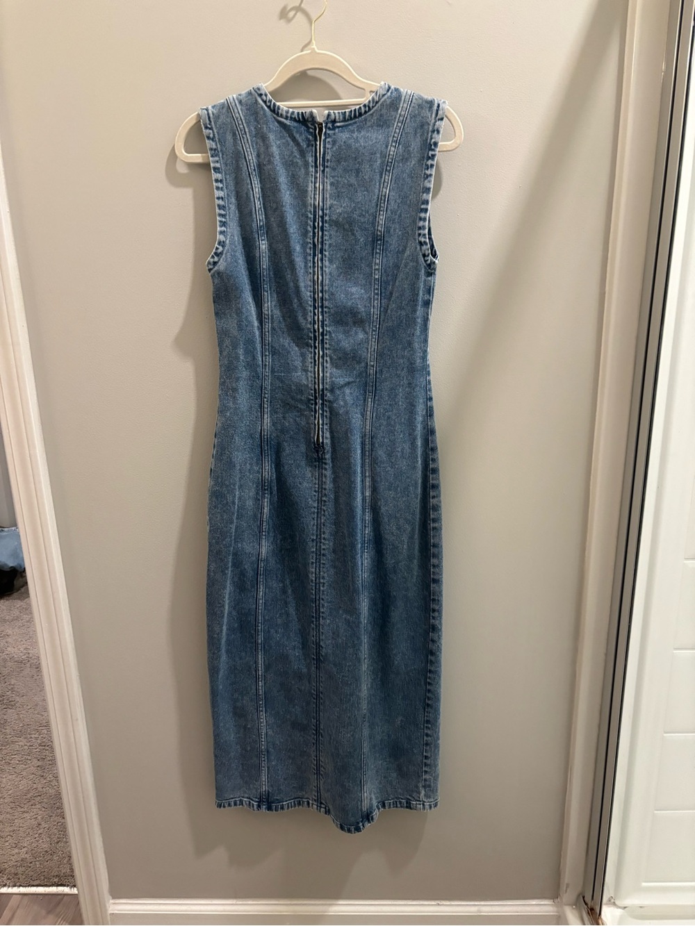 Abercrombie & Fitch Sleeveless Denim Midi Dress in Light Blue - Picture 2 of 2